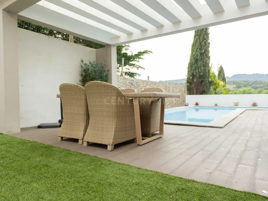 Moradia V4 isolada de arquitetura contemporânea com piscina, com vista para Serra da Arrábida - Image 24