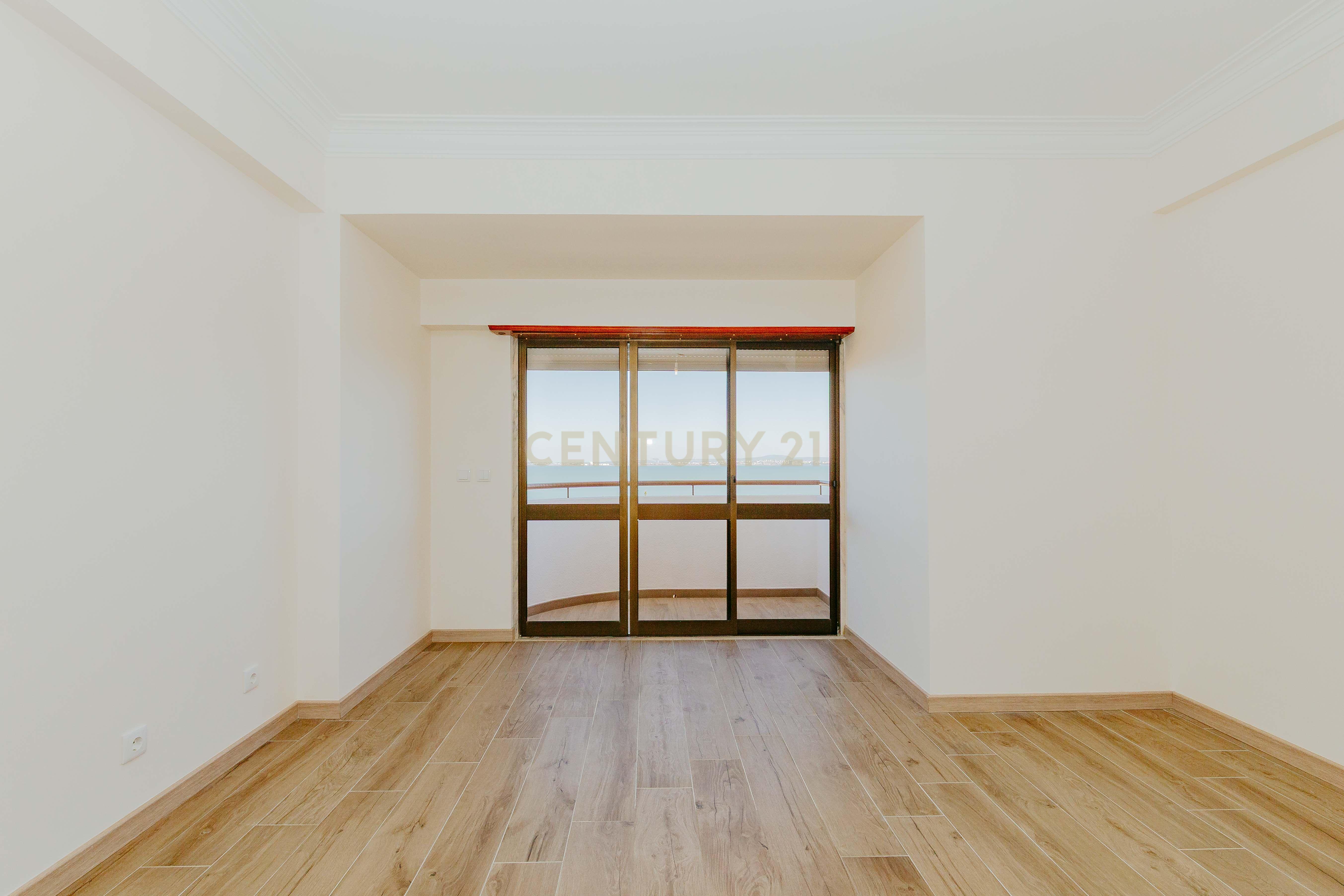 Apartamento T3 Renovado com Vista Rio em Santa Apolónia – Viva no Coração de Lisboa - Image 8