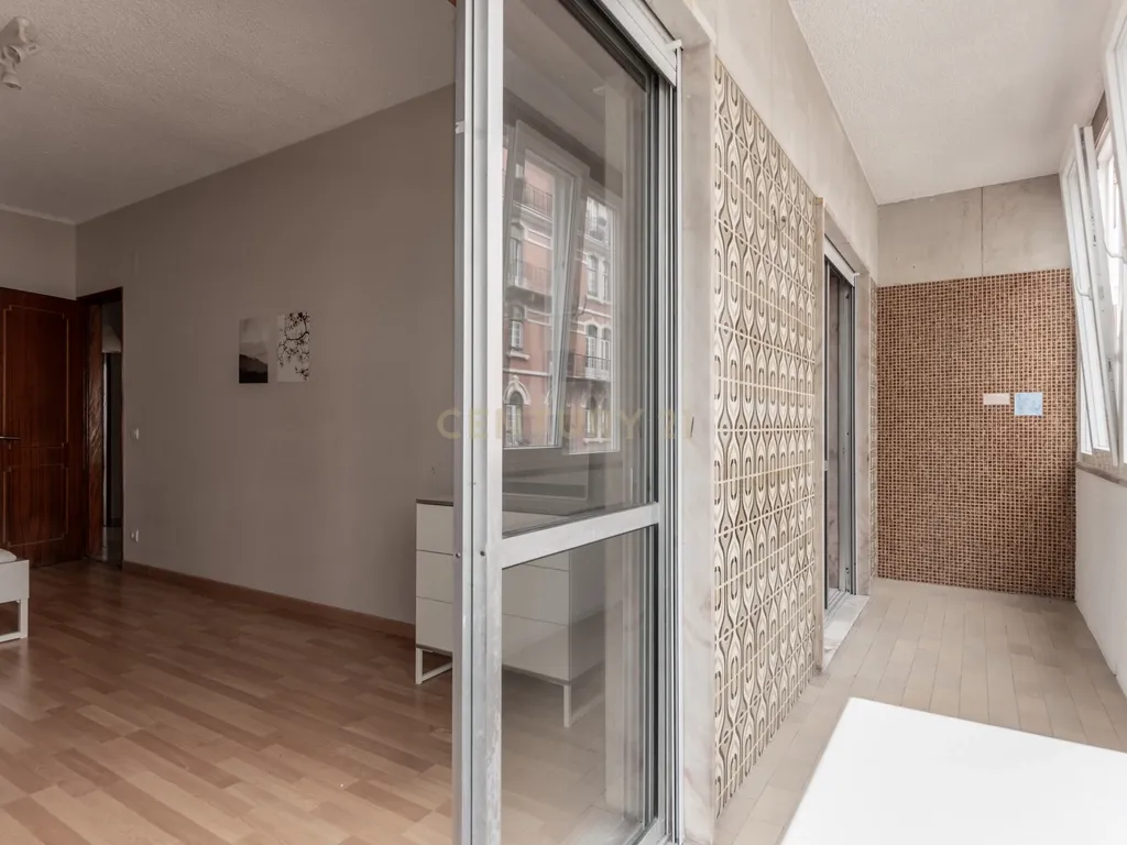Apartamento T3 com elevador e garagem na Rua Luciano Cordeiro, em Lisboa - Image 18