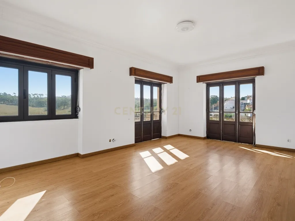 Moradia T7 de dois pisos com garagem, jardim e anexos | Terreno 894 m² na Paz em Mafra - Image 12