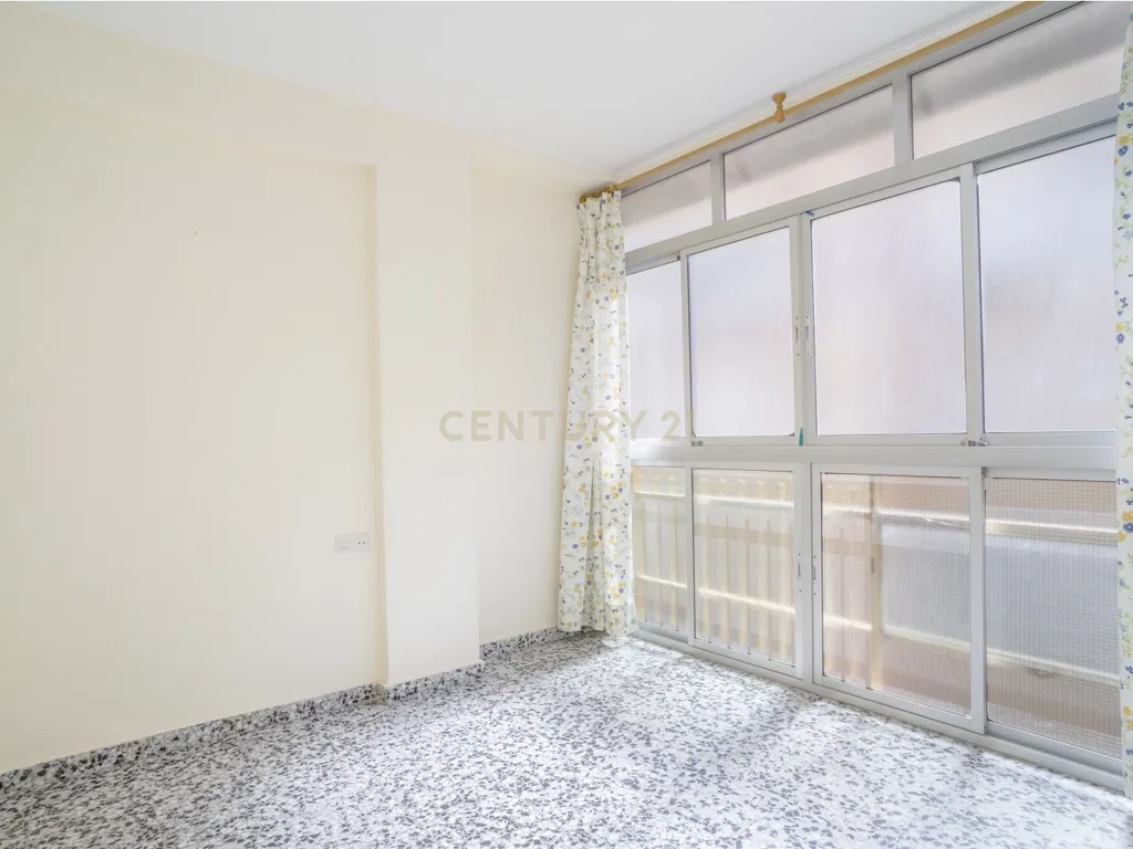 APARTAMENTO ESPAÇOSO DE 4 QUARTOS COM TERRAÇO EM MÁLAGA – LOCALIZAÇÃO PRIVILEGIADA E ELEVADO POTENCIAL - Image 17