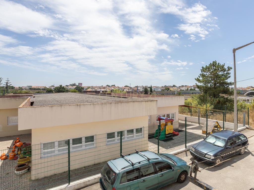 Apartamento T3 mais sótao, num 1 andar em Amora - Seixal - Image 9