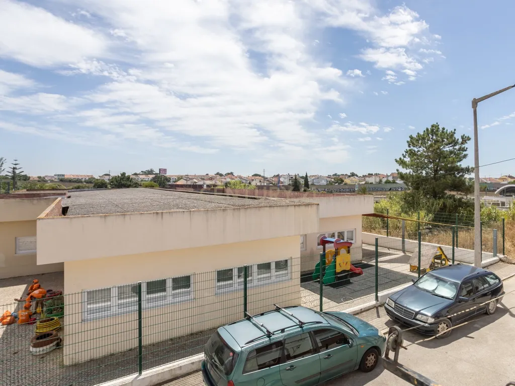 Apartamento T3 mais sótao, num 1 andar em Amora - Seixal - Image 9