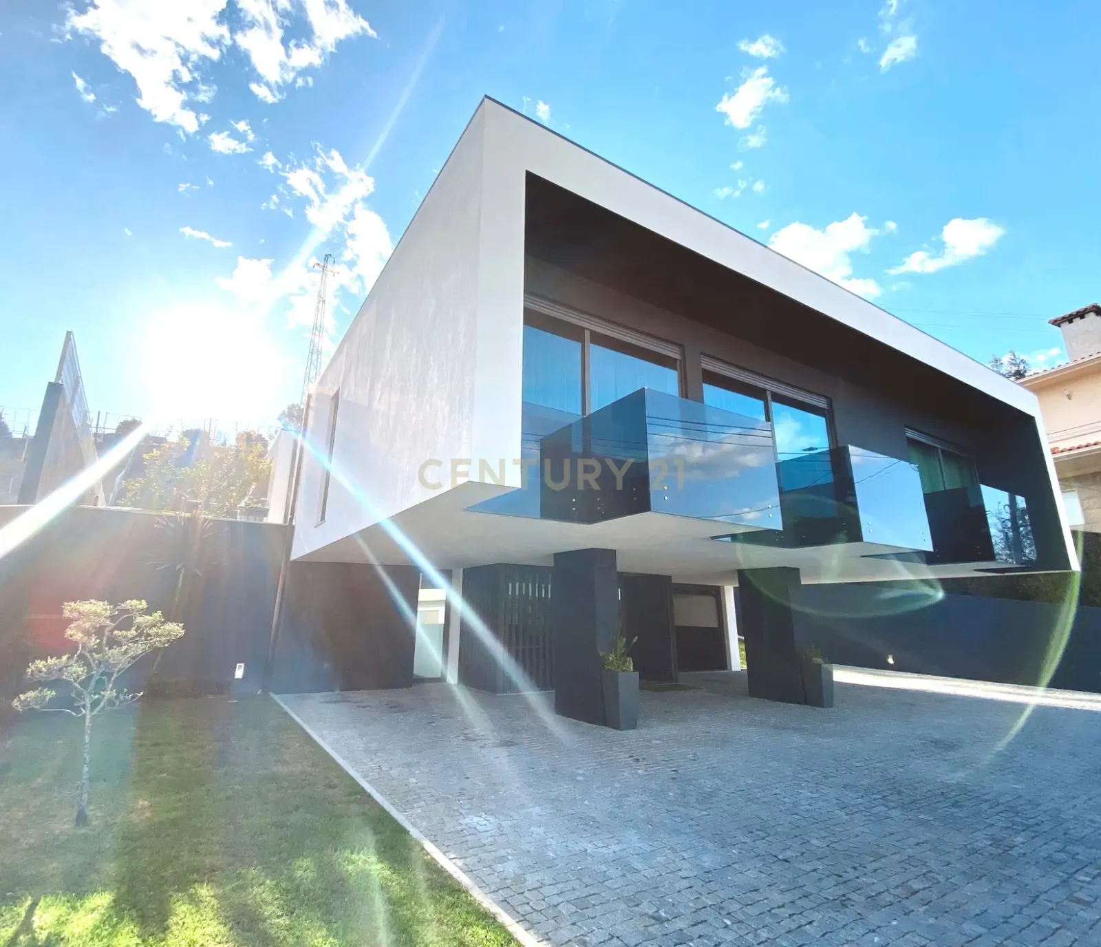Luxuosa Moradia Isolada T3 em Guimarães com Vista para a Montanha - Image 1