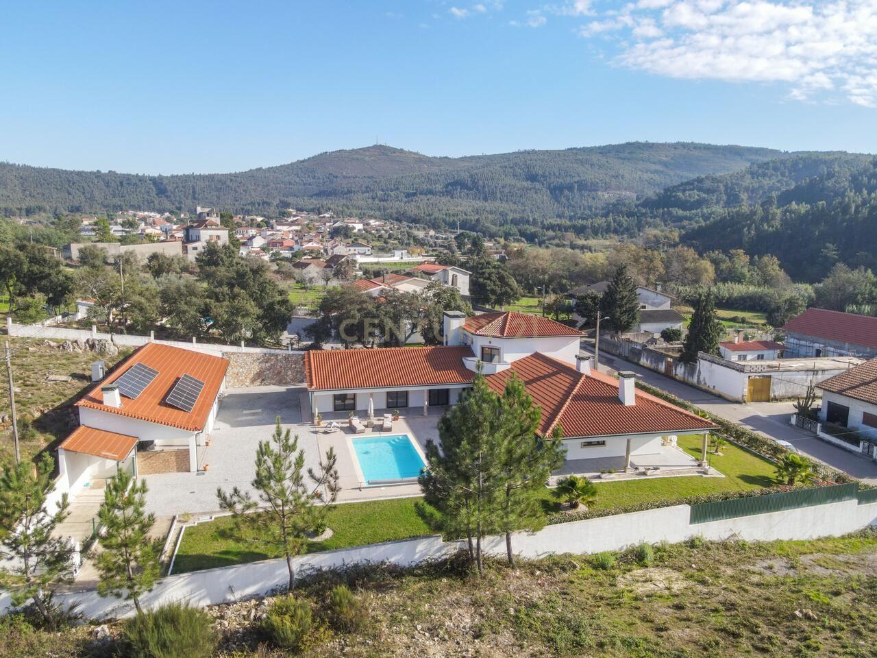 Moradia T4 de qualidade em estado novo com varanda coberta, piscina, terraço, jardim,canil,garagem dupla e vistas boas numa localização sossegada - Image 1
