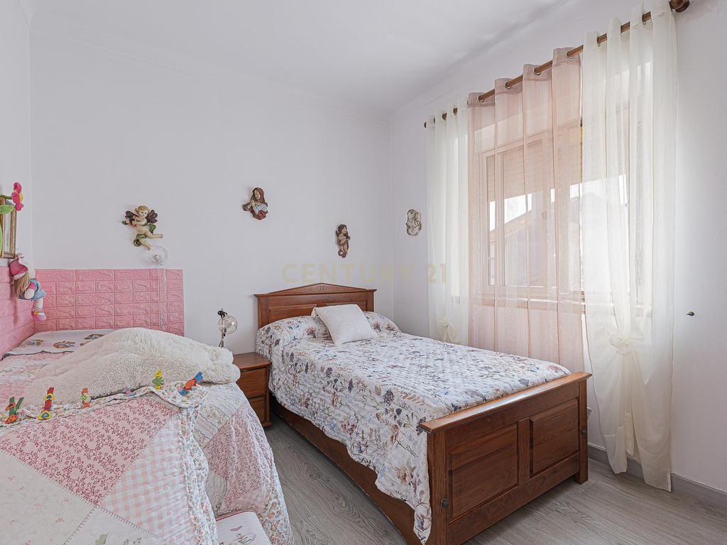 Apartamento T2 parcialmente renovado — Porto Salvo - Image 29