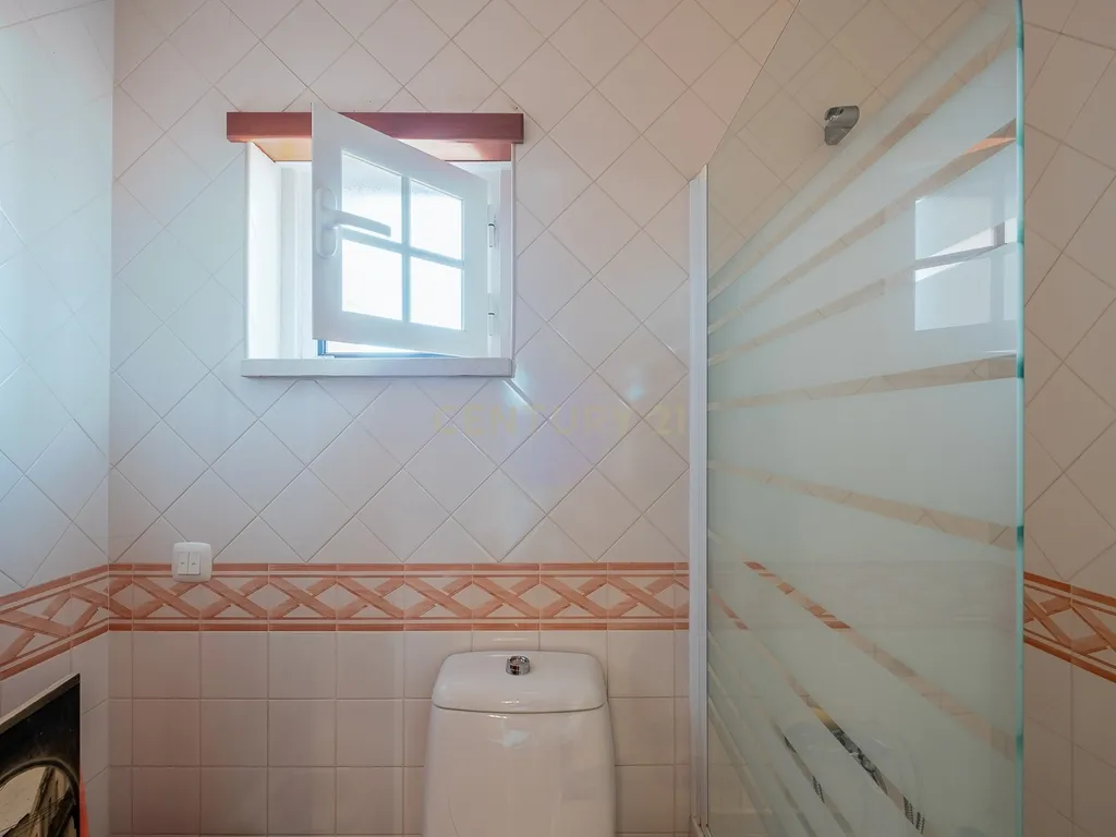 Elegante Moradia T4 com Piscina e Jardim em Mafra: Um Equilíbrio Perfeito entre Campo e Praia - Image 36