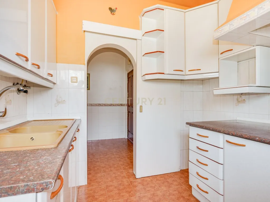 T2 Luminoso na Vila da Apelação – Espaço, Conforto e Potencial - Image 2