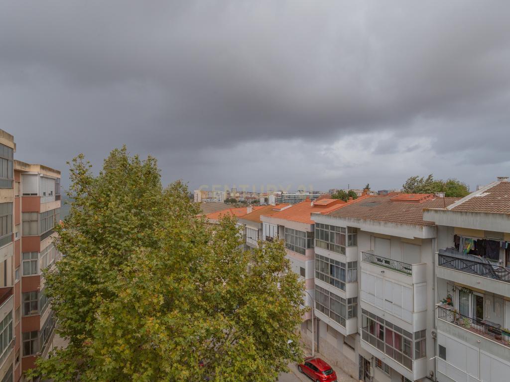 Apartamento T4 convertido em T3 - Centro do Barreiro - Image 33