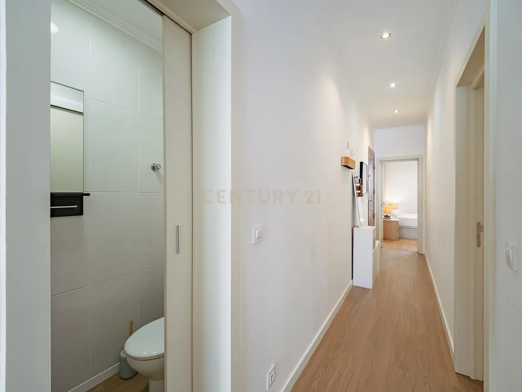 Apartamento T1+1 renovado e com espaço exterior, no Areeiro - Image 7