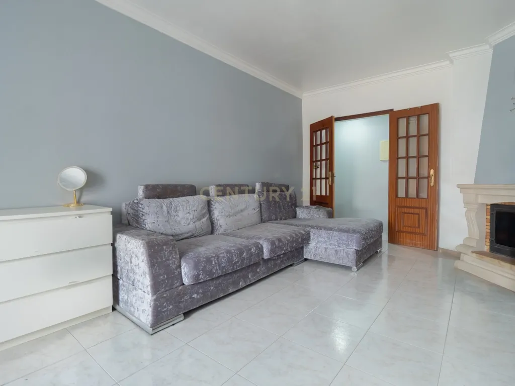 Apartamento T2 com Varandas em Vale do Cobro - Image 3