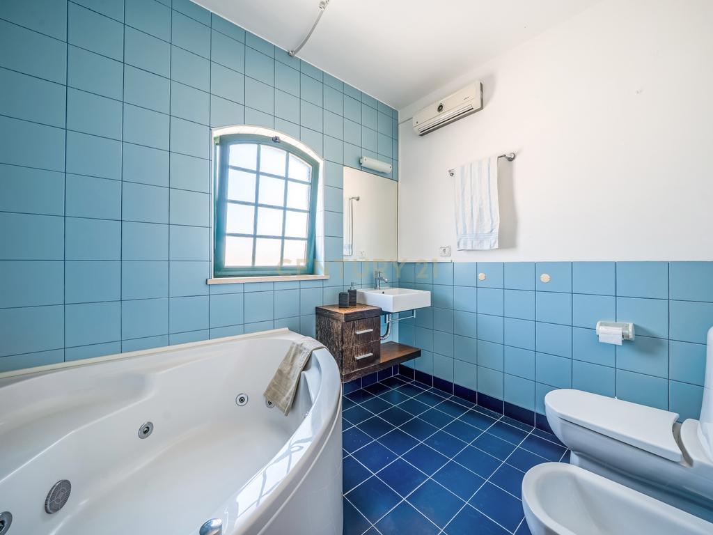 Moradia de Canto T2+2 com jardim em Condomínio Privado com Piscina – Ferreiras, Albufeira - Image 16