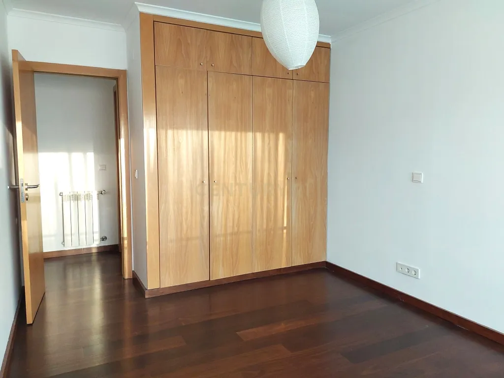 ARRENDADO - T2 Condomínio Alcântara Rio com 1 Parqueamento - Alcântara Rio - Image 8