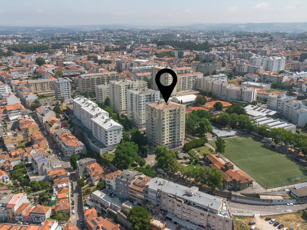 Apartamento T4 transformado em T3, com Arrecadação e Garagem – Rua Alves Redol, Porto - Image 37