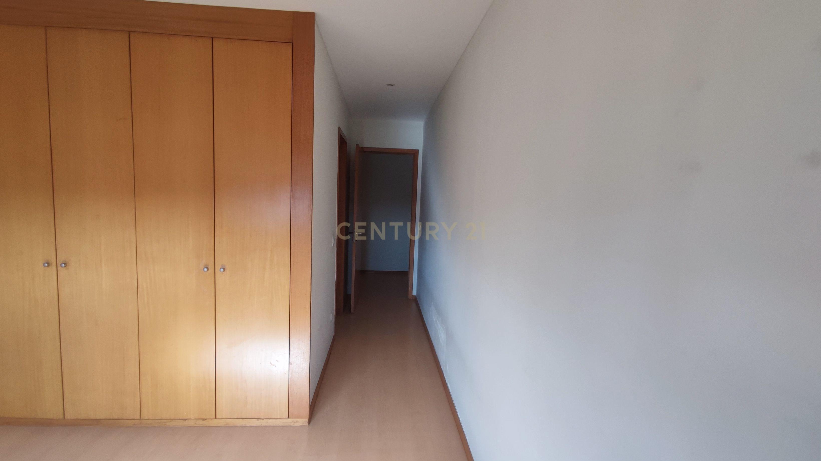 Apartamento T3 no Último Piso com Garagem – Moreira da Maia, Porto - Image 9