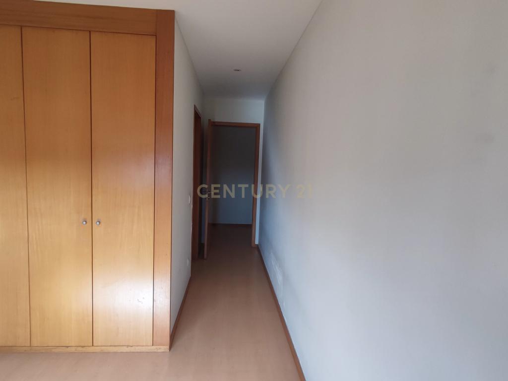 Apartamento T3 no Último Piso com Garagem – Moreira da Maia, Porto - Image 9