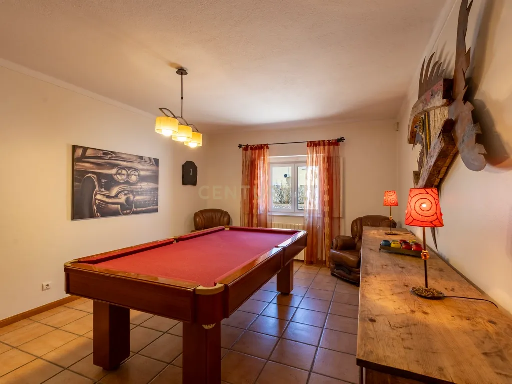 Moradia T5 Térrea com Piscina, Garagem e Lote de 2000 m² – Venda do Alcaide - Image 27