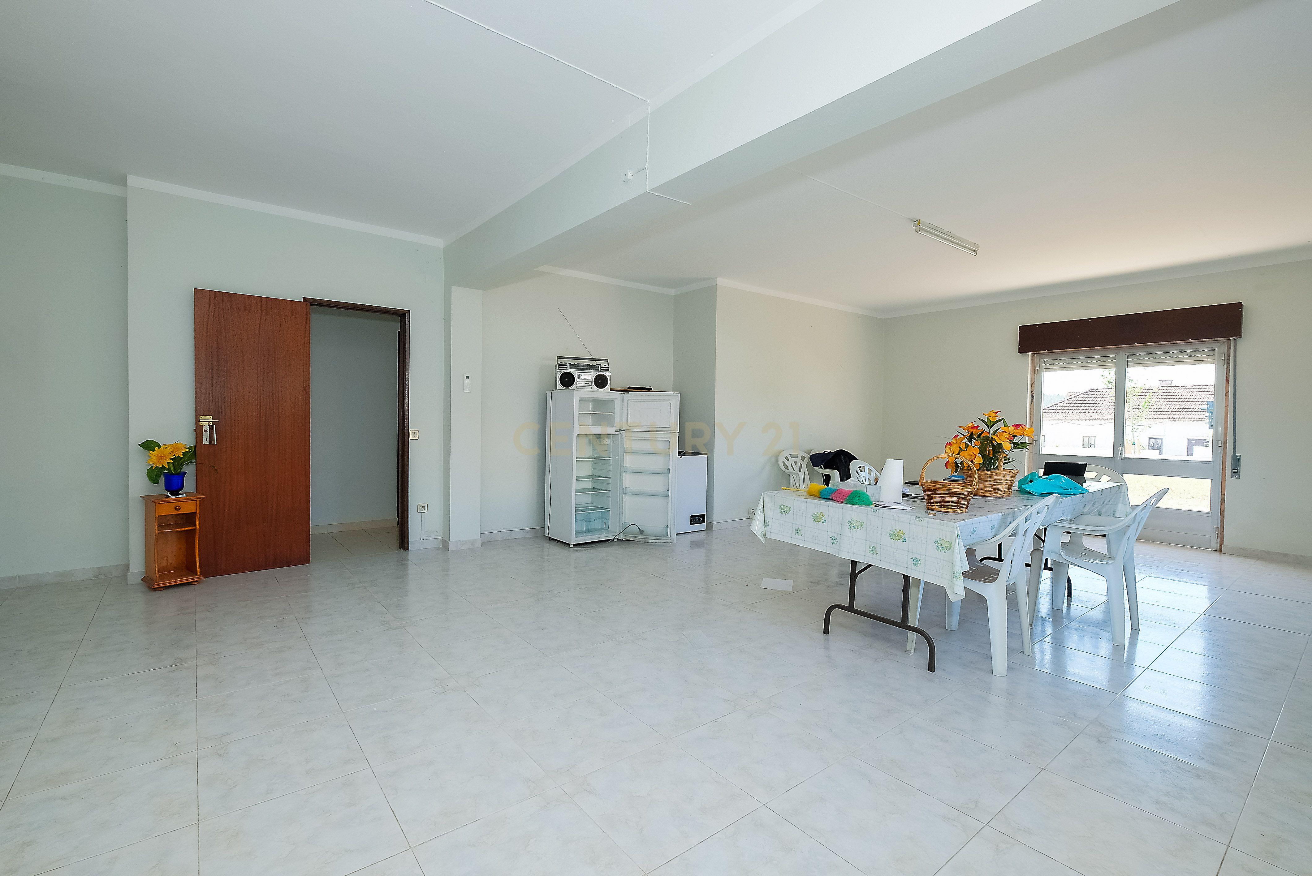Fotografia 12 de Moradia Bifamiliar c/ terreno urbanizável de 10.500 m² – Ourém (EN113)