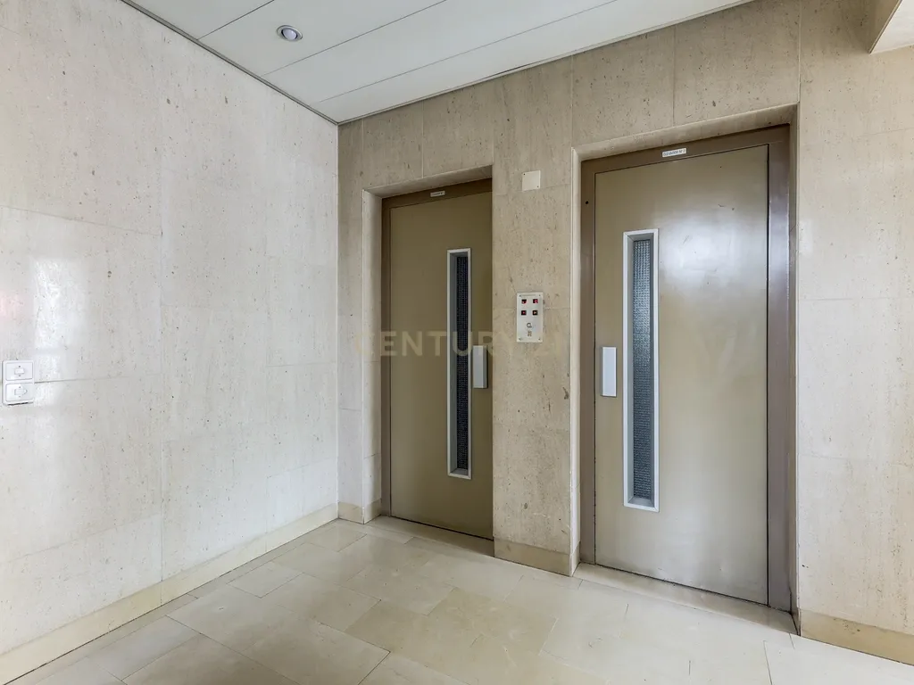 Apartamento T3 com lugar de garagem e arrecadação, situado em Benfica. - Image 20