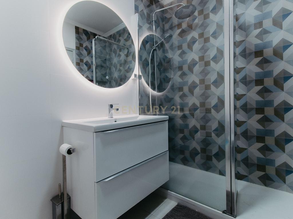 Apartamento T3, 3 varandas e 2 wc. Situado no último piso de um edifício tranquilo, conforto, funcionalidade e uma localização difícil de igualar. - Image 7