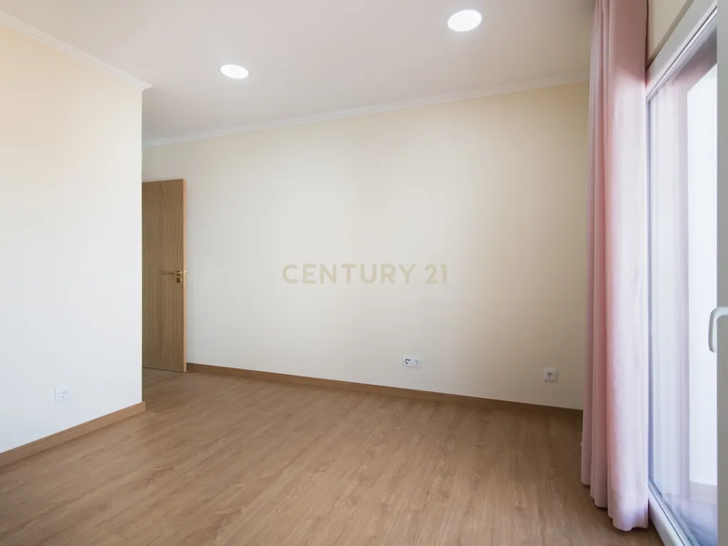 Moradia nova para estrear, de Sonho com Vista Panorâmica Sobre Lisboa no Bairro Casal do Bispo - Image 12