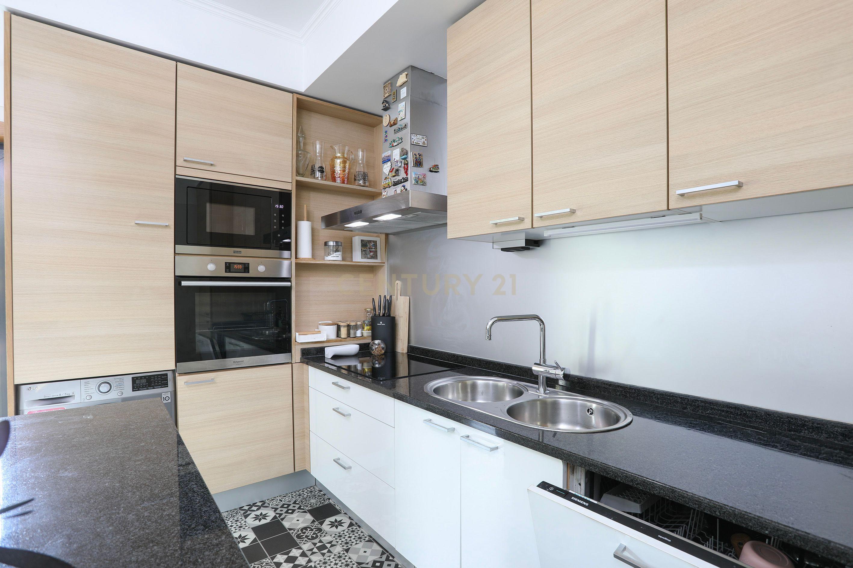 Fotografia 3 de Apartamento T2 Moderno nas Colinas do Cruzeiro | 2 Lugares de Garagem e Varanda
