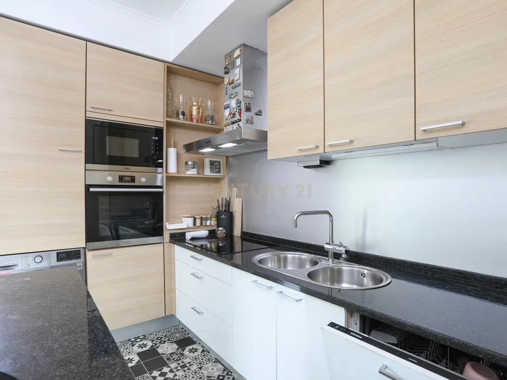 Apartamento T2 Moderno nas Colinas do Cruzeiro | 2 Lugares de Garagem e Varanda - Image 3
