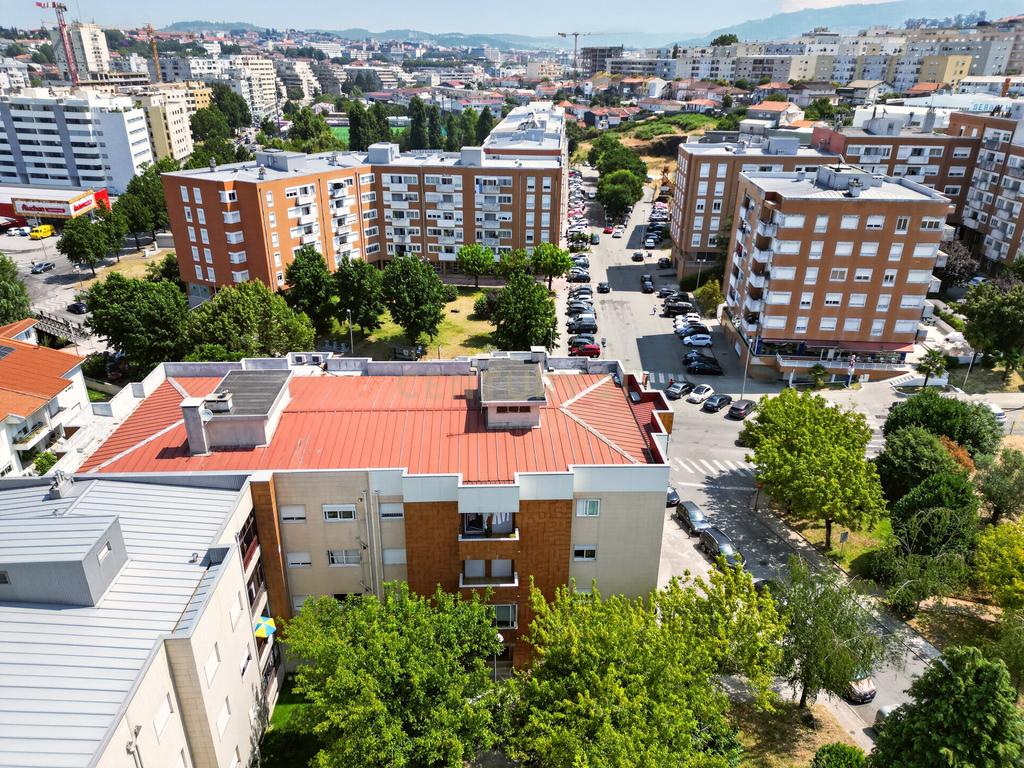T3+1 com Garagem Fechada e Elevador | Lomar – Braga - Image 25