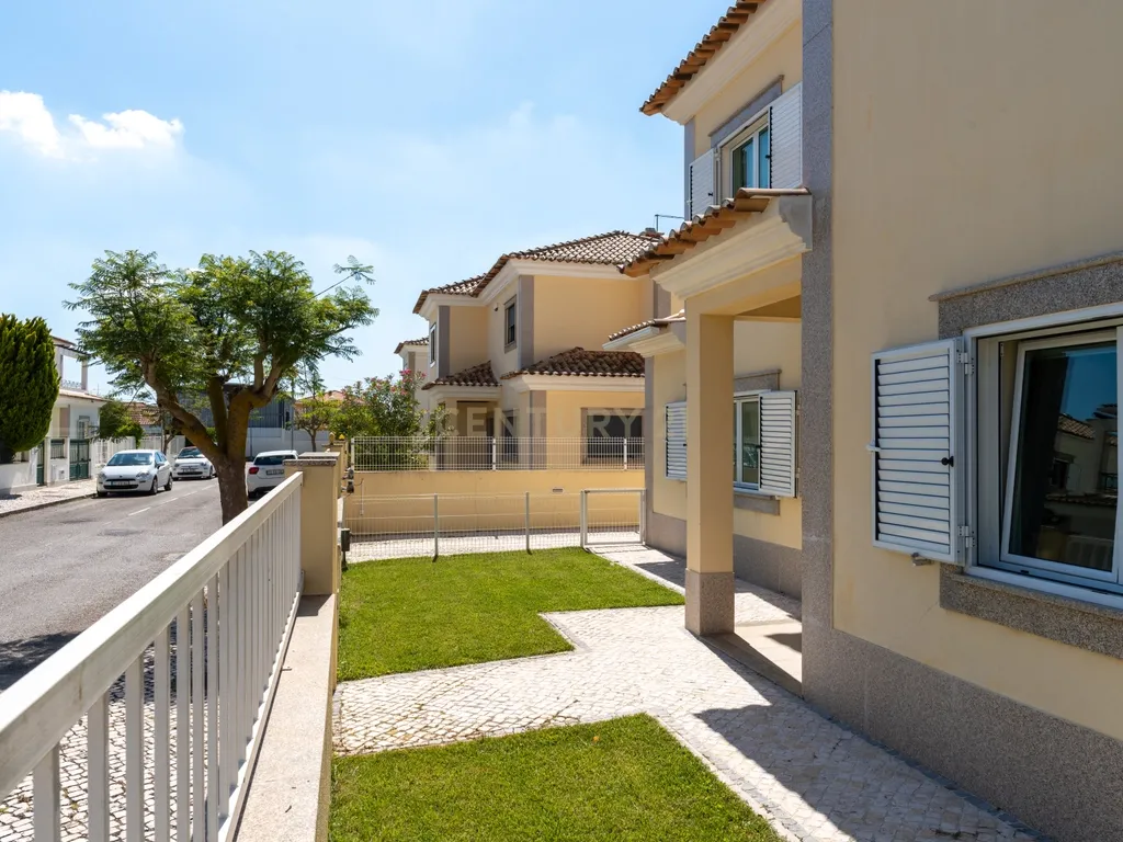 Moradia T4 em Azeitão com Jardim e Segurança 24h - Image 38