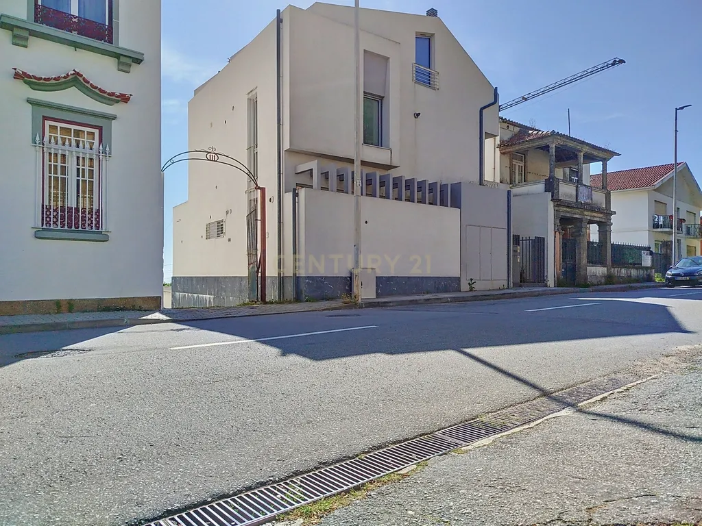 Apartamento revestido com capoto composto por 4 quartos com vistas para o mar em Viana do Castelo - Image 1