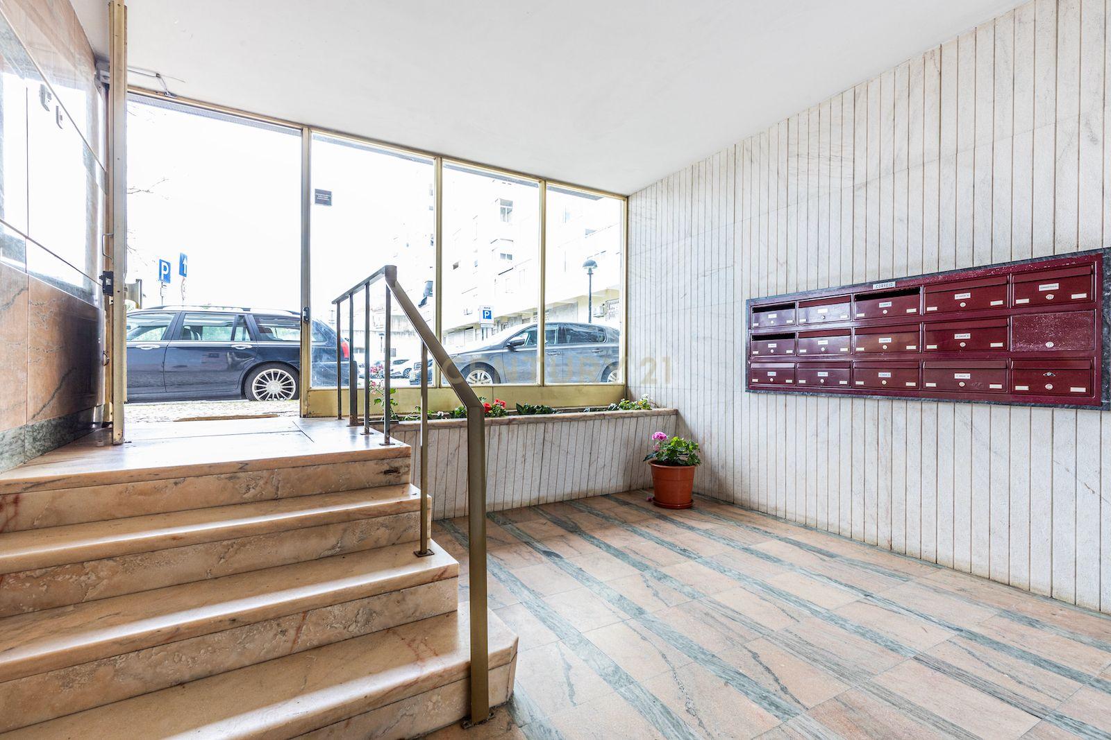 Apartamento T3 Totalmente Renovado com Excelente Localização em Lisboa - Image 28