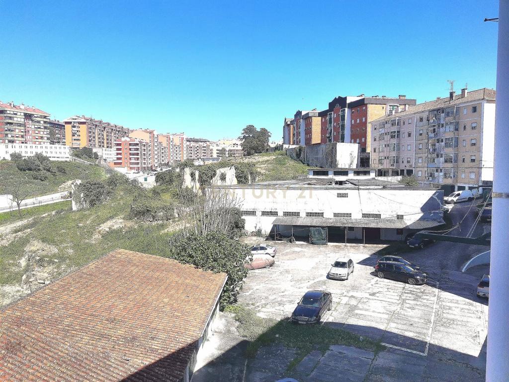 Apartamento T1 c/ garagem- Bairro de Celas - Image 17