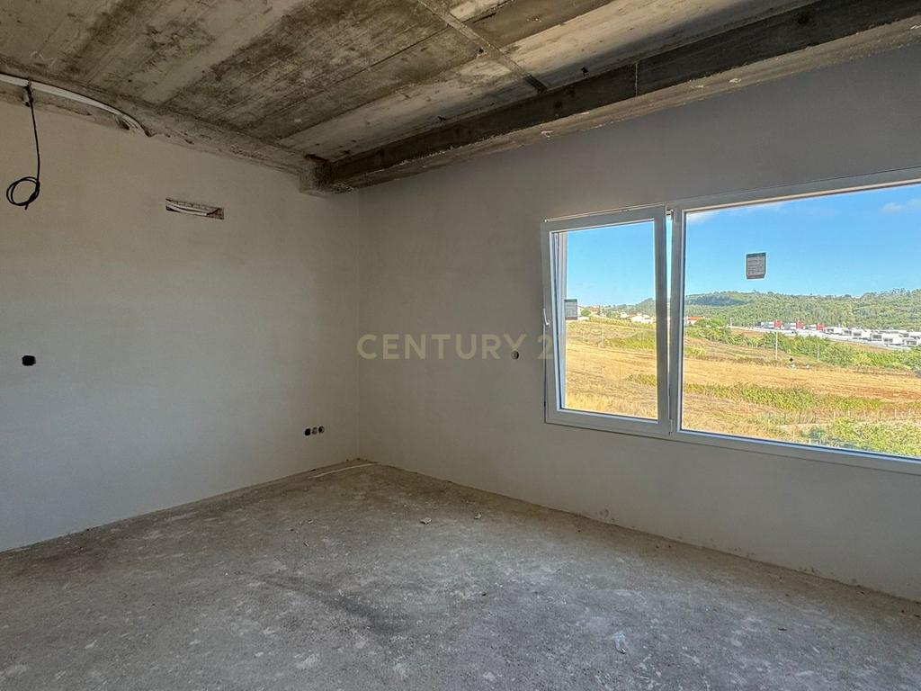 Moradia NOVA Moderna T4: PISCINA e JARDIM Conforto, Modernidade e Vistas Deslumbrantes - Image 14