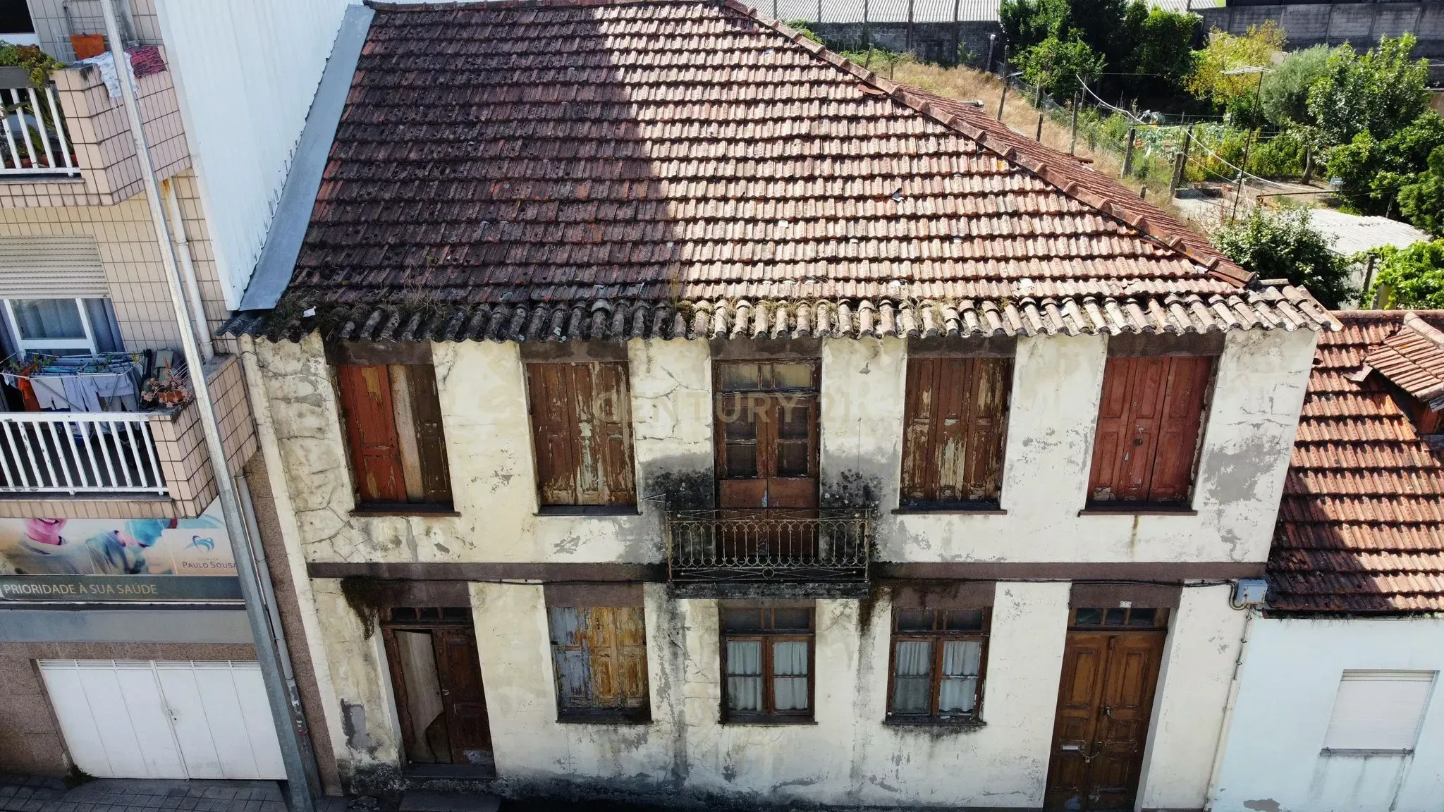 Moradia ancestral com terreno no centro da cidade de Santo Tirso para remodelação total - Image 5