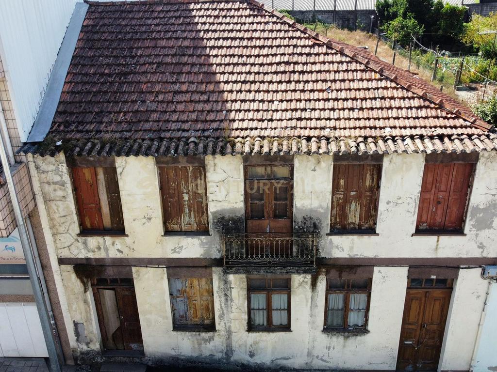 Moradia ancestral com terreno no centro da cidade de Santo Tirso para remodelação total - Image 5