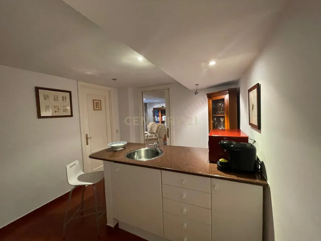 Luxuosa Moradia Renovada em Madrid com Vista para a Cidade - Image 46