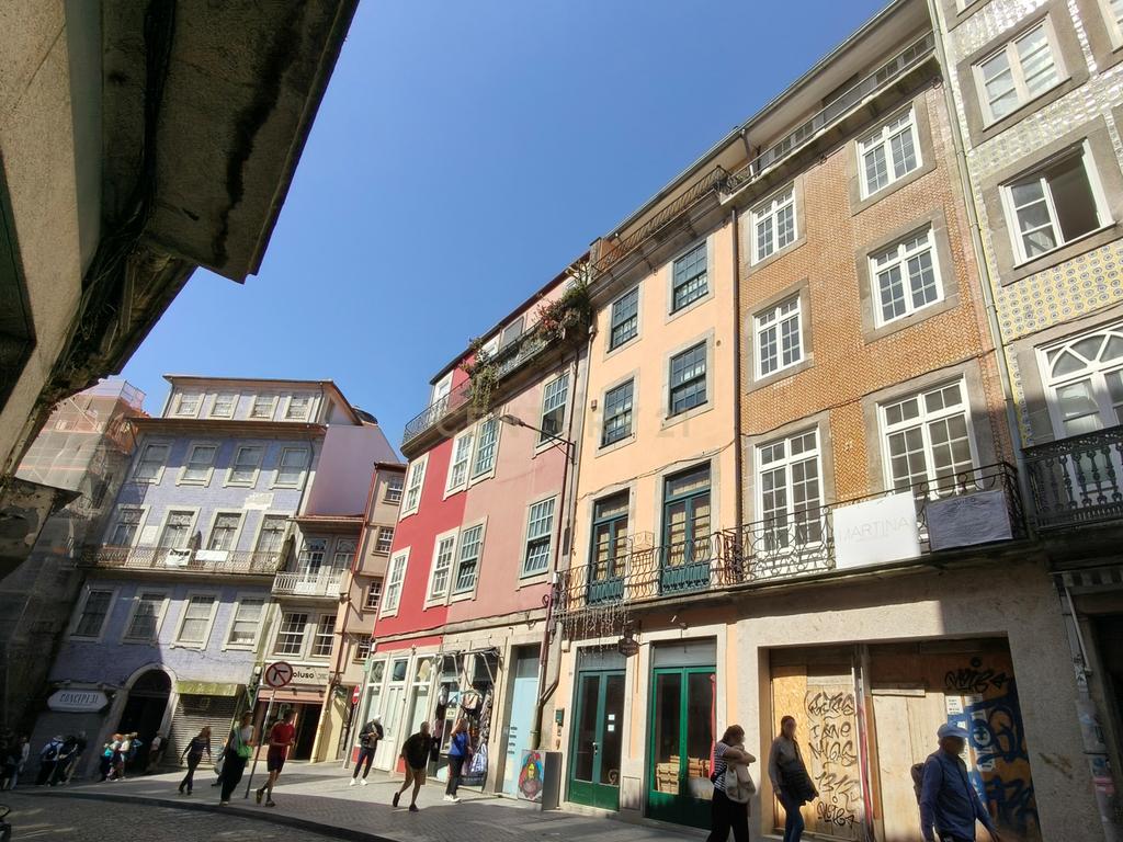 Apartamento T2 com varandas, mobilado no centro do Porto - Image 15