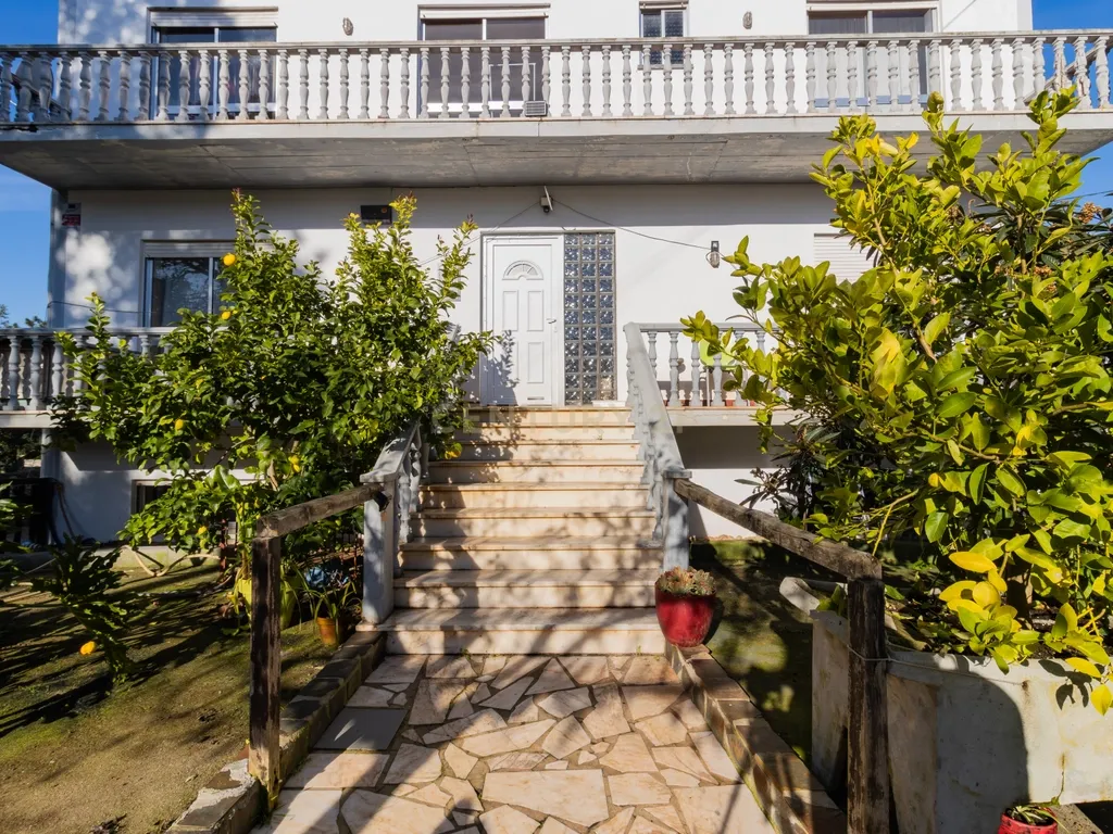 Moradia multifamiliar com rendimento imediato | 2.000 m² de terreno | A apenas 4,5 km de Fátima - Image 12
