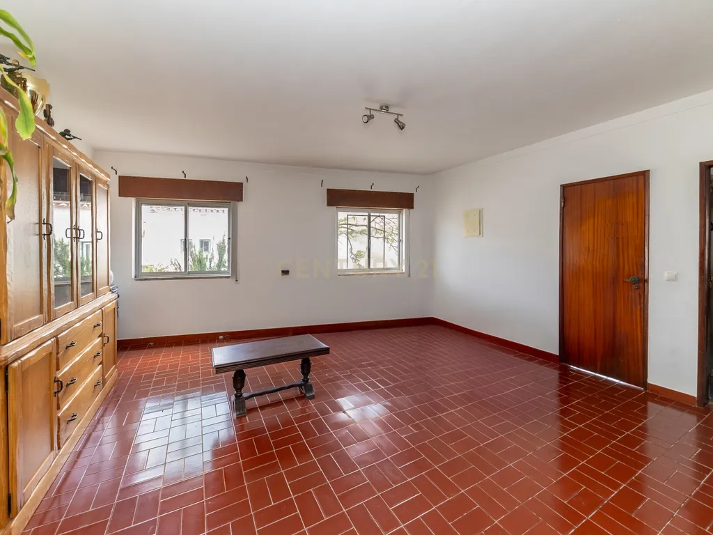 Moradia T3 na Quinta do Anjo com Vista Panorâmica e Garagem - Image 8
