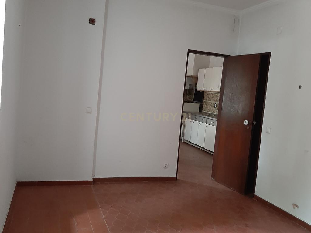 **Moradia térrea para remodelar nas Quintinhas – Charneca da Caparica | Terreno com 290 m²** - Image 13