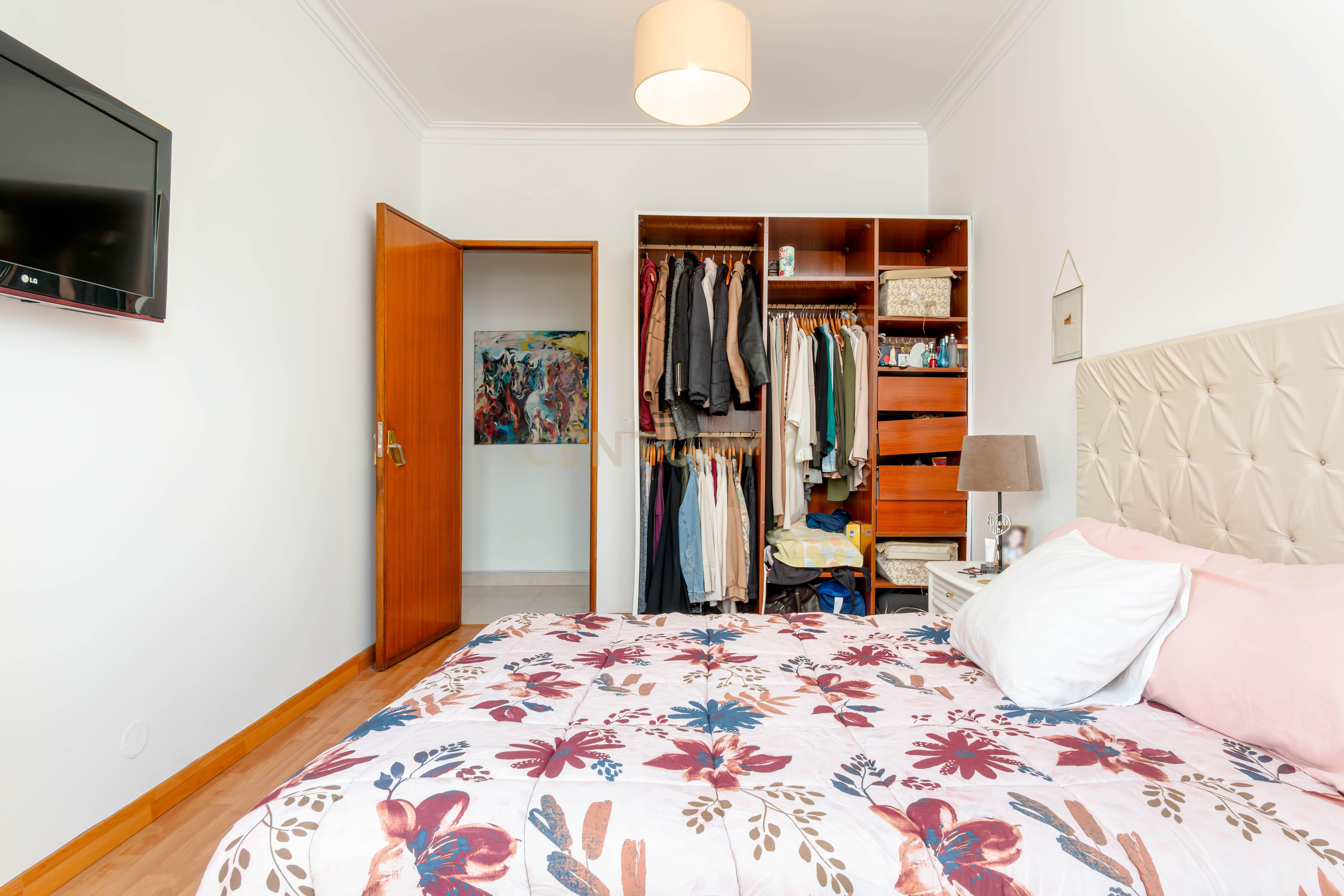 Fotografia 9 de Apartamento  T2 no Cacém  com muita luz natural e com elevador! - CPCV assinado