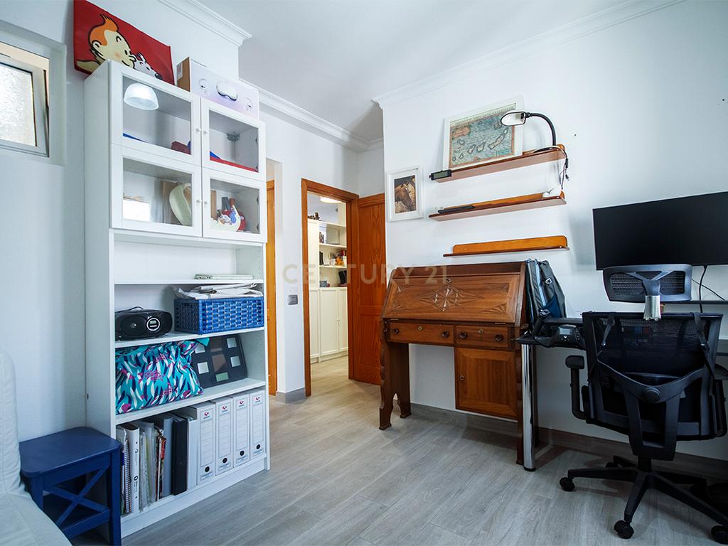 Apartamento totalmente renovado no último andar com garagem e arrecadação a 5 minutos de Las Canteras, Gran Canaria - Image 12