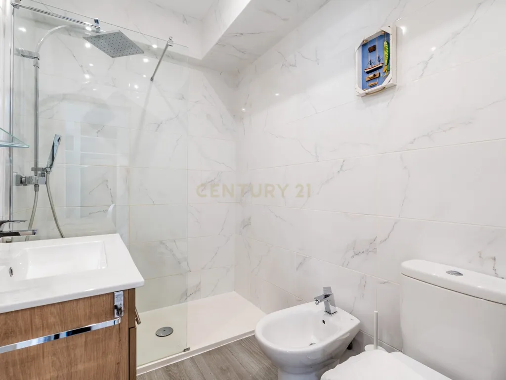 Apartamento T1 com Vista Rio Deslumbrante | AL | Terraço Comum | Estacionamento no Edifício | Como Novo - Image 18