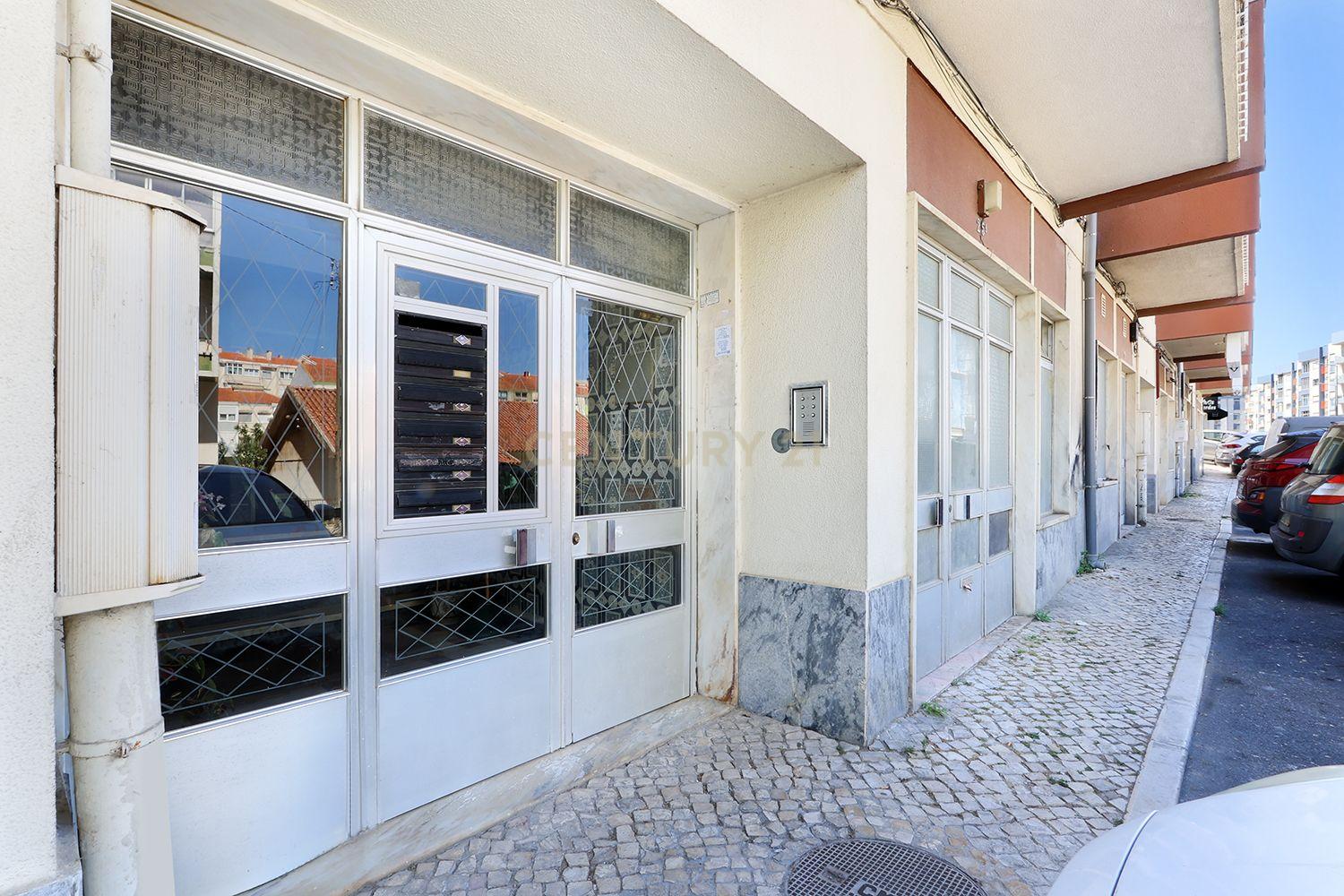Fotografia 2 de Apartamento T2 com excelente localização entre Mercês e Mem Martins.