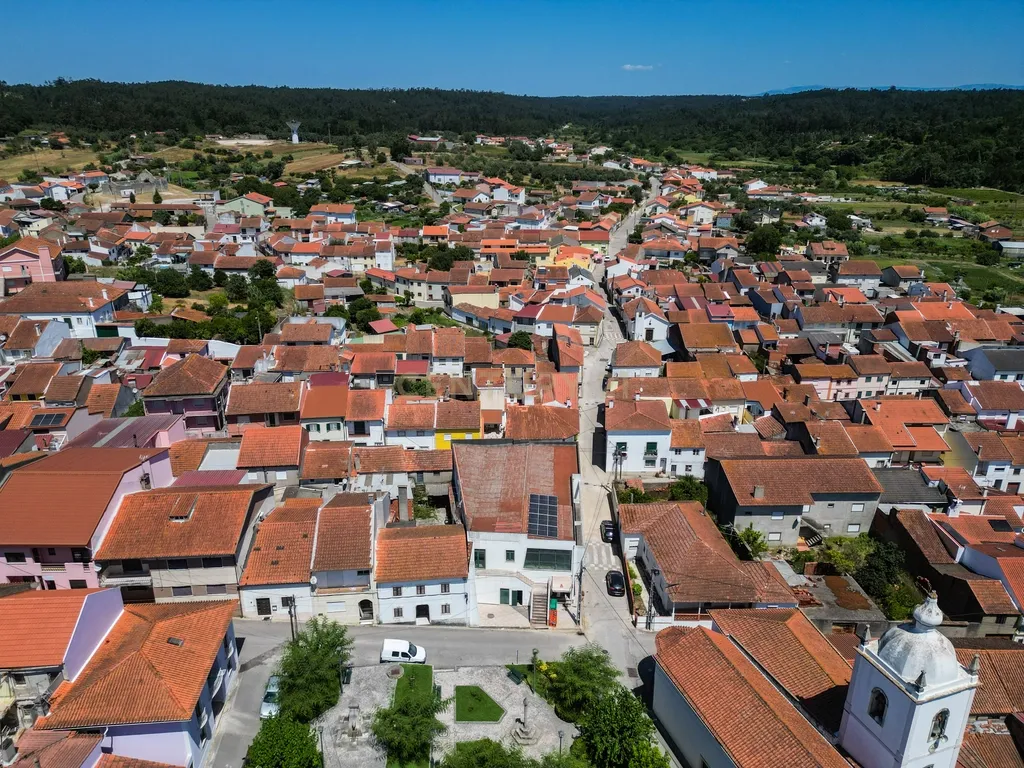 Investimento com Duplo Potencial: Comércio + Habitação em Soure - Image 26