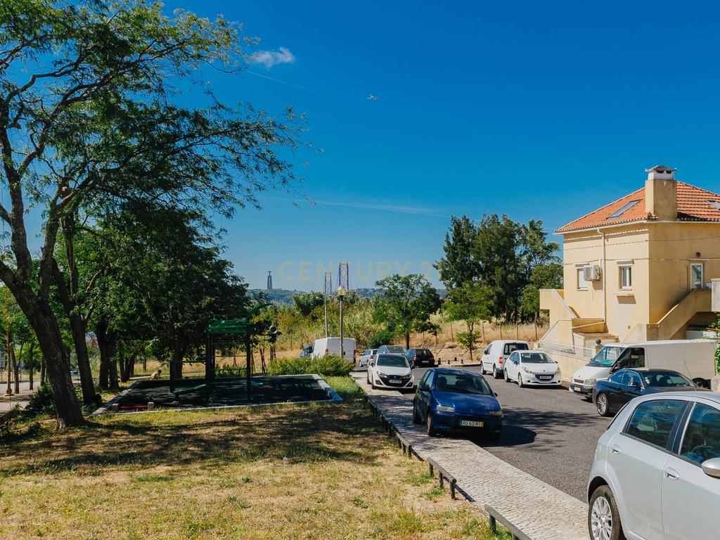 Apartamento T3 para Remodelação com Terraço | Alvito | Lisboa - Image 30