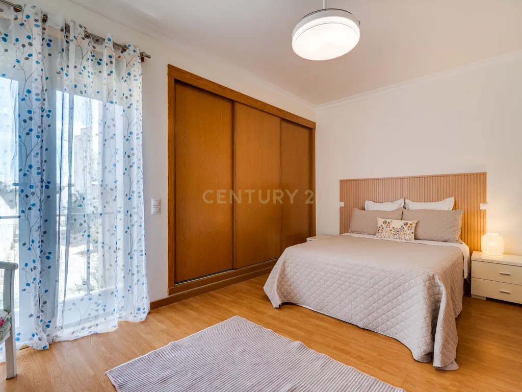 Moradia T2+1 geminada | Piscina - Garagem | Localização: Ferreiras, Centro - Image 20