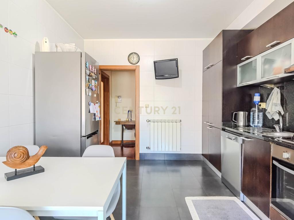 Apartamento T2 com Garagem e Arrumos — Coronado, São Mamede - Image 21