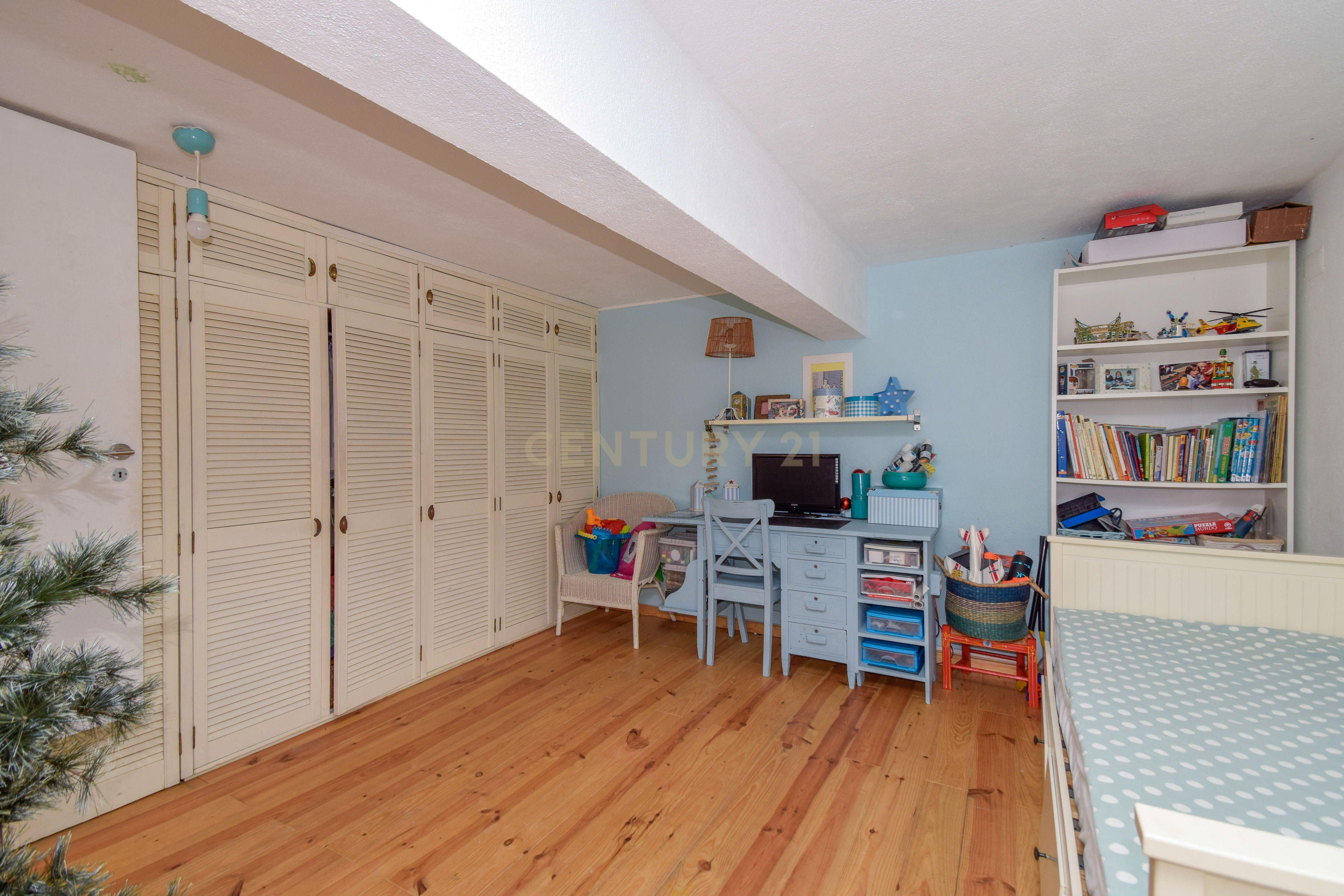 Apartamento T2 + 1 | Jardim e Estacionamento junto à Praia - Image 18