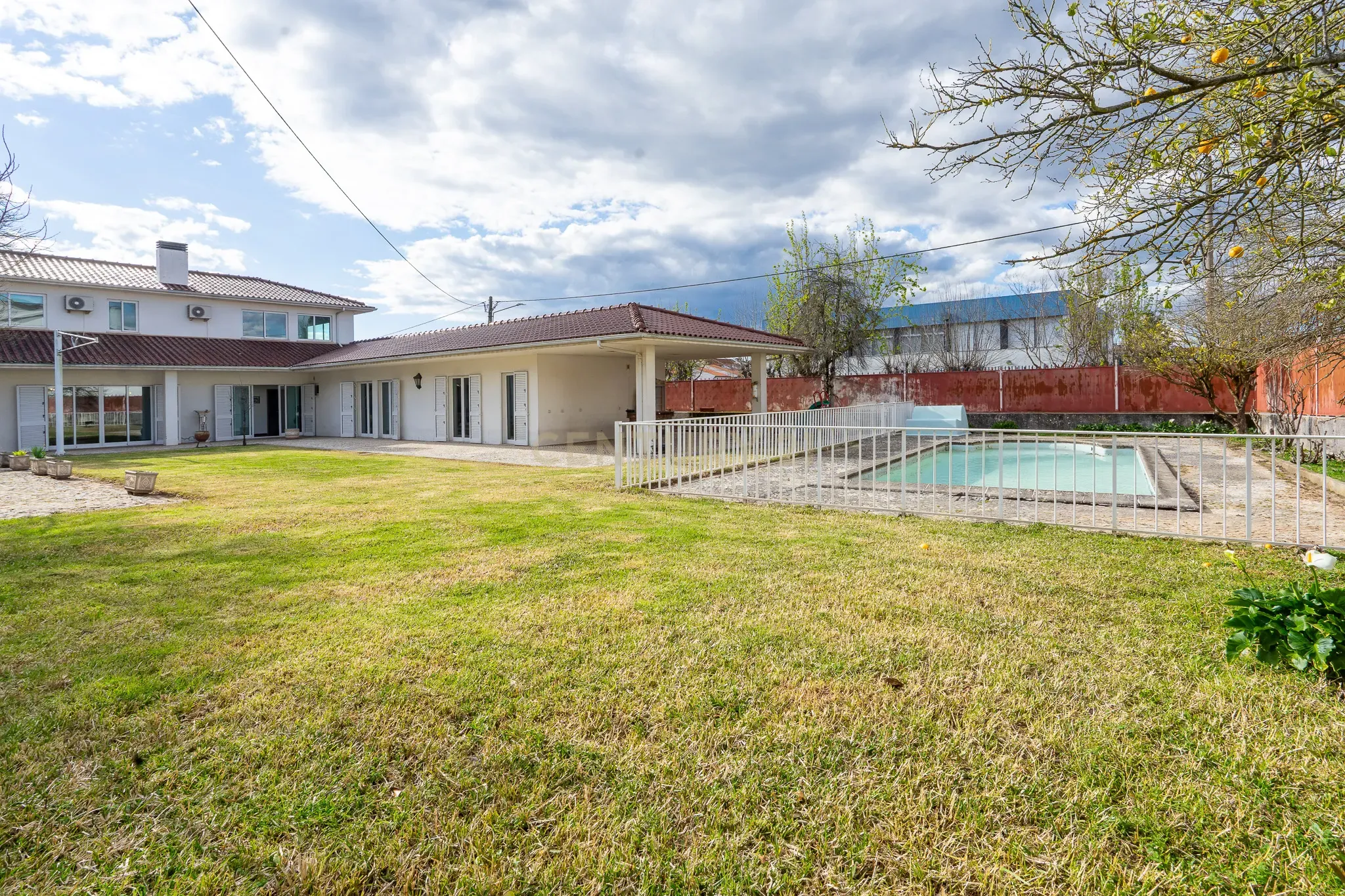 Moradia T5 com varanda coberta,terraço,piscina,jardim,poço,anexo e telheiro numa localização privilegada no centro de Lousã - Image 55